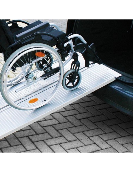 Rampa de carga y descarga abatible para silla de ruedas 122x73 cm. 270 kg