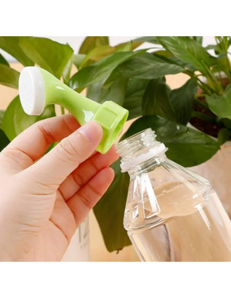 Ugello a spruzzo bottiglia per acqua o pompa di campeggio manuale a impianti di acqua o doccia sulla spiaggia e montagna. Ugello a spruzzo bottiglia per acqua o pompa di campeggio manuale a impianti di acqua o doccia sulla spiaggia e montagna.