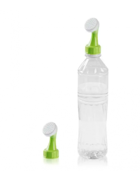 Ugello a spruzzo bottiglia per acqua o pompa di campeggio manuale a impianti di acqua o doccia sulla spiaggia e montagna. Ugello a spruzzo bottiglia per acqua o pompa di campeggio manuale a impianti di acqua o doccia sulla spiaggia e montagna.