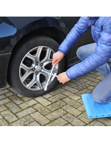 A almofada protege os joelhos azuis.