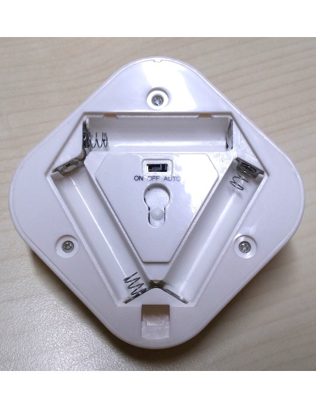Luz de teto led com sensor de movimento. operado por bateria Luz de teto led com sensor de movimento. operado por bateria