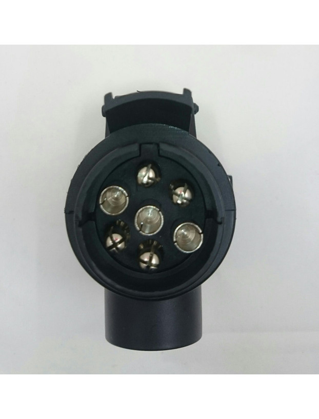 Adaptador de 7 pólos masculinos para 13 pólos femininos.