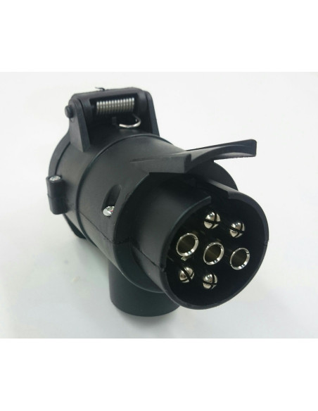 Adaptateur de 7 pôles mâles à 13 pôles femelles.